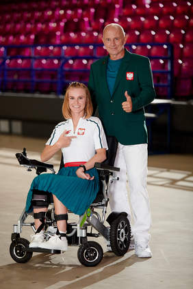 Pokaż zdjęcie: Róża Kozakowska - rzut maczugą, pchnięcie kulą  oraz Piotr Kuczek - trener blokowy Kadry w strojach z kolekcji olimpijskiej 