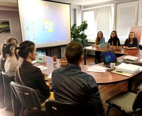 Studencji UMK podczas warsztatów na sali konferencyjnej w Oddziale PFRON