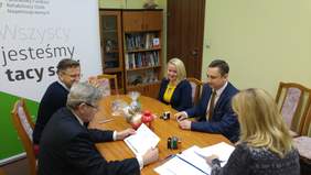 Pokaż zdjęcie: przedstawieciele Fundacji pomocy osobom niepełnosprawnym AMI oraz pełnomocnicy i pracownik Oddziału Łodzkiego PFRON