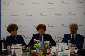 Od lewej. Marlena Maląg, Prezes Zarządu PFRON, Elżbieta Rafalska, Minister Rodziny, Pracy i Polityki Społecznej, Krzysztof Michałkiewicz, Pełnomocnik Rządu ds. Osób Niepełnosprawnych