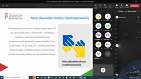 screen pulpitu ze spotkania: slajd prezentacji, a w panelu obok ikonki  uczestników