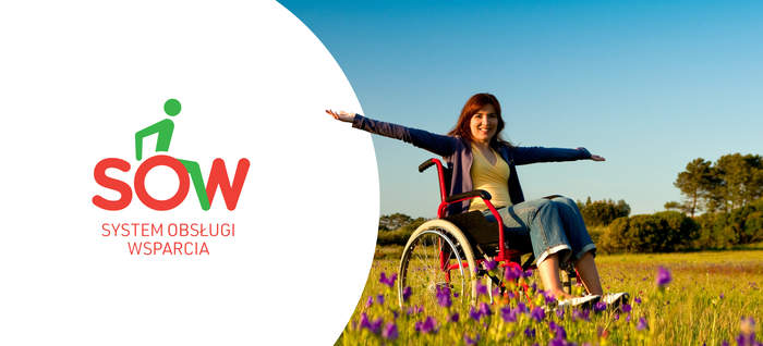 logo System Obsługi Wsparcia - kobieta na wózku dla osób niepełnosprawnych w geście radosnego rozłożenia rozłożenia rąk, znajduje się na kwiecistej łące. 