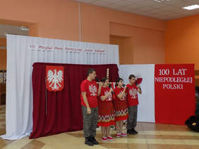 Pokaż zdjęcie: Artyści z wielkim zaangażowaniem wykonują utwory patriotyczne.