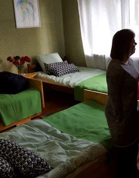 Pokaż zdjęcie: poznawanie nowego mieszkania przez uczetnika projektu