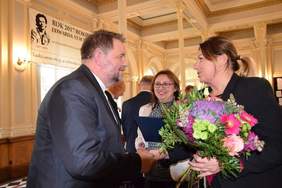 Pokaż zdjęcie: Gratulacje dla Kierownika WTZ-u skłądane przez przedstawicelki PFRON-u Oddział Kujawsko-Pomorski