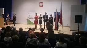 Pokaż zdjęcie: Zbigniew Woś Kierownik ZAZ w Kielcach podczas odbierania nagrody 