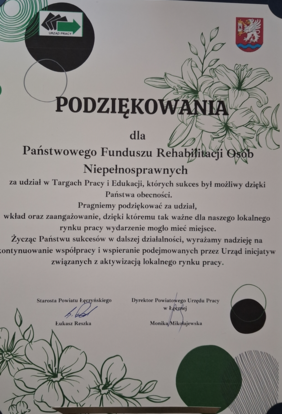 Pokaż zdjęcie: Ujęcie dyplomu z podziękowaniami dla PFRON za udział w Targach Pracy i Edukacji. Dokument zawiera tekst, logotypy i graficzne zdobienia z kwiatowym motywem.
