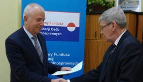 Pokaż zdjęcie: Dyrektor Łódzkiego Oddziału PFRON Władysław Skwarka i Kanclerz Loży Łódzkiej BCC – Krzysztof T. Borkowski 