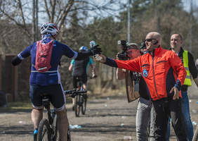 Pokaż zdjęcie: Bufet na trasie maratonu w Łodzi
