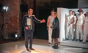 Pokaż zdjęcie: Wręczenie medalu 700-lecia Fundacji Teatroterapia Lubelska