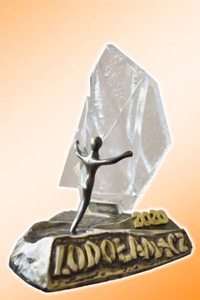 statuetka lodołamacza, rzeźba osoby z wyciągniętymi rękoma trzymającej (łamiącej) lód