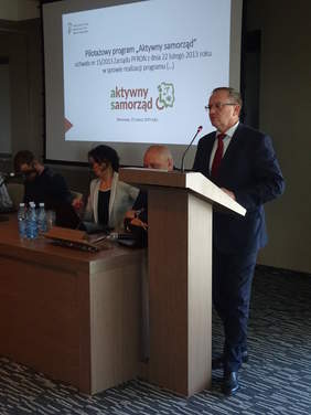 Pokaż zdjęcie: Dyrektor Andrzej Michalski otwiera konferencję w Starostwie