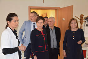 Pokaż zdjęcie: Zwiedzanie Domu Pomocy Społecznej w Pleszewie przez Annę Skupień, dyrektor Oddziału Wielkopolskiego PFRON oraz władze samorządowe