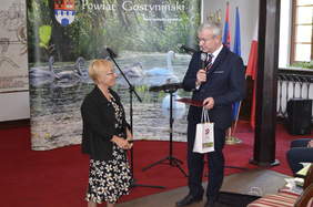 Pokaż zdjęcie: Anna Wandzel Dyrektor Mazowieckiego Oddziału PFRON oraz wręczający jej dyplom za udział w konferencji Starosta Gostyniński Tomasz Matuszewski