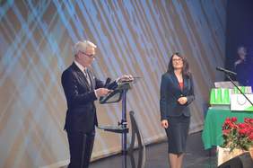 Pokaż zdjęcie: Robert Janowski prowadzący Galę oraz Dorota Habich p.o. Prezesa Zarządu PFRON