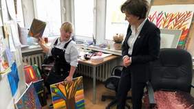 Pokaż zdjęcie: Minister Marlena Maląg z wizytą w Warsztacie Terapii Zajęciowej „Krzemień” w Poznaniu