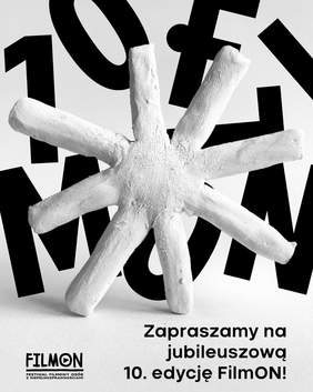 Pokaż zdjęcie: Akstrakcyjna, biała forma na tle dużych czarnych liter.