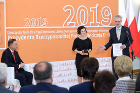 Pokaż zdjęcie: Przemawiają laureaci nagrody w kategorii: obiekt kulturalny/edukacyjny - przedstawiciele Centrum Edukacji Ekologicznej w Nowej Palmiarni w Muzeum Łazienki Królewskie w Warszawie