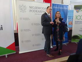 Dyrektor Oddziału Podkarpackiego PFRON rozmawiający z Małgorzatą Iwanicką z Polskiego Radia Rzeszów