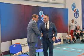 Pokaż zdjęcie: Tomasz Maruszewski Zastępca Prezesa Zarządu ds. Finansowych Państwowego Funduszu Rehabilitacji Osób Niepełnosprawnych z Jackiem Bogusławskim Zastępcą Marszałka Województwa Wielkopolskiego podczas rozgrywania krótkiego Turnieju Bocci