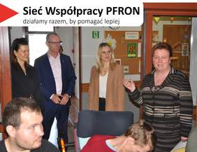 Pokaż zdjęcie: Grupa sześciu osób w pomieszczeniu. Na pierwszym planie widoczne są dwie postacie (mężczyzna z lewej i osoba w czerwonej bluzie), a cztery kolejne stoją w tle. W lewym górnym rogu umieszczono napis: „Sieć Współpracy PFRON – działamy razem, by pomagać lepiej”.