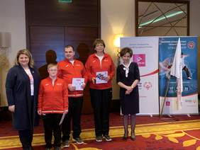 Pokaż zdjęcie: Joanna Styczeń-Lasocka, Dyrektor Generalny Olimpiad Specjalnych Polska, Marlena Maląg, Prezes Zarządu PFRON wraz ze sportowcami olimpiad specjalnych