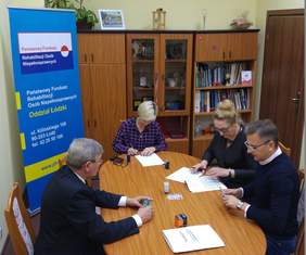 Pokaż zdjęcie: Podpisanie umowy przez pełnomocników PFRON Władysława Skwarkę Dyrektora Oddziału Łódzkiego  i Jarosława Madaja pracownika Oddziału Łódzkiego oraz pełnomocników Gminy Sulmierzyce Annę Szydłowską Z-cę Wójta Gminy i Ewę Bęczkowską – S