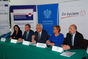 Pokaż zdjęcie: od lewej:  Dorota Habich – p.o. Prezesa Zarządu PFRON, Piotr Ćwik – Wojewoda Małopolski, Krzysztof Michałkiewicz – Sekretarz Stanu w MRPiPS, Józefa Szczurek-Żelazko – Sekretarz Stanu w MZ, Mirosław Przewoźnik – Dyr. Biura Pełnomocnika