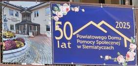 Pokaż zdjęcie: Baner z kwiatowym motywem przedstawiający informację o jubileuszu 50 lat Powiatowego Domu Pomocy Społecznej w Siemiatyczach. Po lewej stronie widoczne jest zdjęcie budynku DPS z ogrodem i kwiatami, po prawej napis na granatowym tle: „50 lat Powiatowego Domu Pomocy Społecznej w Siemiatyczach 2025”.