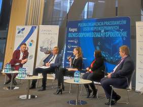 Pokaż zdjęcie: Sala konferencyjna. Na głównym planie prelegenci kongresu (pięć osób). Za nimi banery organizacji biorących udział w kongresie