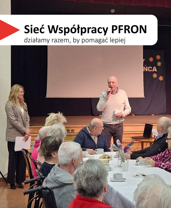 Pokaż zdjęcie: Pracownik Centrum informacyjno-doradczego prowadzi prelekcję o technologiach wspomagających osoby z niepełnosprawnościami. Słuchacze siedzą przy stołach, a w rogu zdjęcia widoczne jest hasło: „Sieć Współpracy PFRON – działamy razem, by pomagać lepiej”.