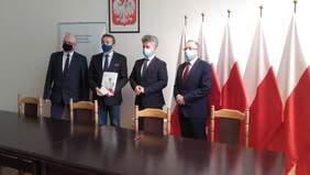 Pokaż zdjęcie: podpisanie umów, Starostwo Powiatowe w Kielcach, p. Mirosław Gębski - starosta kielecki oraz p. Stefan Bąk - członek Zarządu