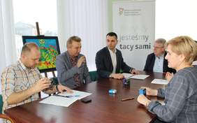 Pokaż zdjęcie: Podpisanie umowy