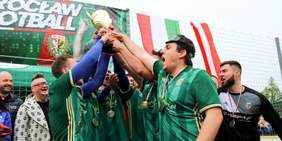 Pokaż zdjęcie: Zawodnicy w strojach sportowych