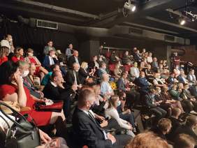 Pokaż zdjęcie: na kameralnej sali teatru siedzą osoby w rzędach