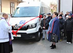 Pokaż zdjęcie: ks. Czesław Koraszyński, Kapelan Szpitala Jana Pawła II w Zamościu, dokonał poświęcenia busa