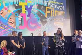 Pokaż zdjęcie: Laureaci festiwalu na scenie