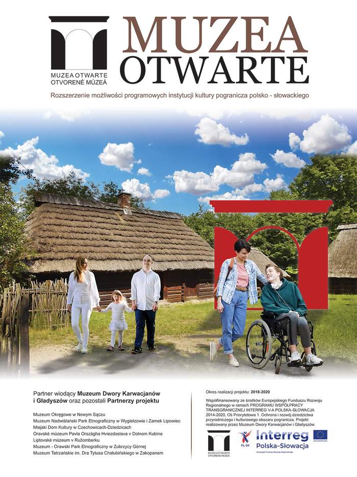 Pokaż zdjęcie: Plakat informacyjny projektu. Na środku kolorowe zdjęcie osób zwiedzających skansen. Wśród zwiedzających są osoby z niepełnosprawnościami: osoba na wózku oraz z zespołem Downa. W tle drewniany budynek otoczony zielenią. Na górze napis Muzea 
