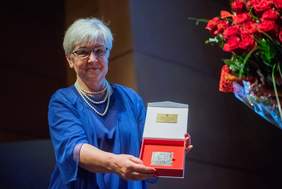 Pokaż zdjęcie: Justyna Rogińska prezes Fundacji Sprawni Inaczej prezentuje medal Senatu RP, fot. Dominik Paszliński/www.gdansk.pl 