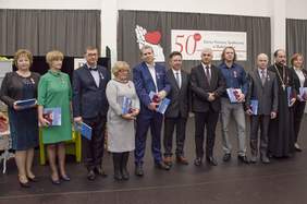 Wojewoda podlaski Bohdan Paszkowski, dyrektor DPS w Białymstoku Wojciech Jocz oraz wyróżnieni pracownicy Domu Pomocy Społecznej w Białymstoku.