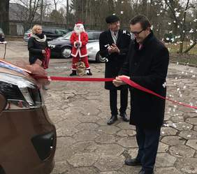 Pokaż zdjęcie: oficjalne przekazanie środka transportu przez przedstawicieli władz lokalnych