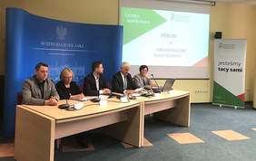 Pokaż zdjęcie: Za stołem siedzą: wojewoda podlaski Bohdan Paszkowski, p.o. dyrektora oddziału podlaskiego PFRON Grażyna Bogdańska oraz przedstawiciele organizacji pozarządowych z Podlasia: Ludmiła Bogalska, Rafał Średziński i Mariusz Rodzik