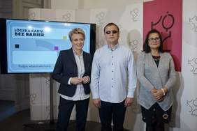 Pokaż zdjęcie: przedstawiciele władz samorządowych w obecności łodzianina uprawnionego do łódzkiej karty bez barier