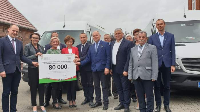 Pokaż zdjęcie: Przekazanie czeku na zakup mikrobusu dla powiatu rawickiego