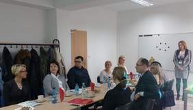 Pokaż zdjęcie: Samodzielny_Specjalista_ds__wsp__pracy_z_administracj__publiczn__Pani_Aleksandra_Mazur-Wnorowska_prowadz_ca_spotkanie.jpg