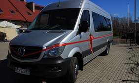 Pokaż zdjęcie: uroczyste przekazanie autobusu placówce 