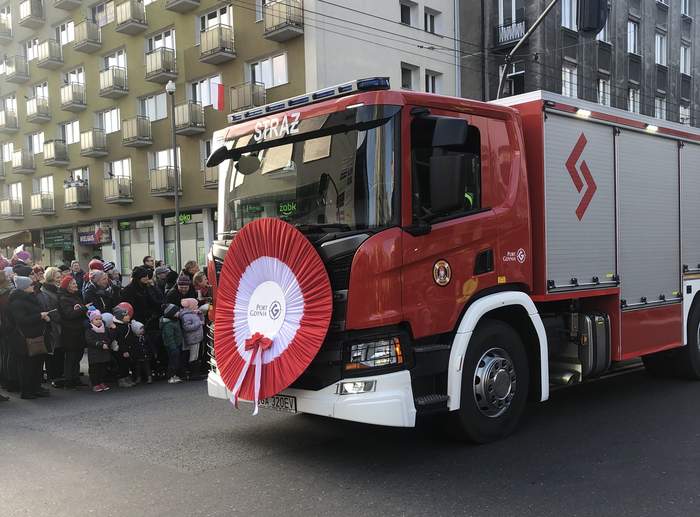 Pokaż zdjęcie: Kotylion zdobiący wóz strażacki na Padzie z okazji Święta Niepodległości 11.11.2019