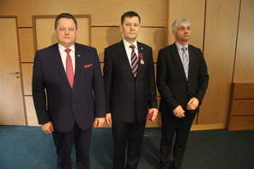 Pokaż zdjęcie: Od_lewej_Jaros_aw_Zieli_ski__Sekr__Stanu_w_MSWiA__Adam_Wi_ski__dyr_Odz_Podl___Bohdan_Paszkowski__wojewoda_podlaski_.JPG