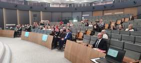 Pokaż zdjęcie: Goście spotkania - przedstawiciele organizacji pozarządowych działających na terenie województwa świętokrzyskiego na sali konferencyjnej urzędu wojewódzkiego 