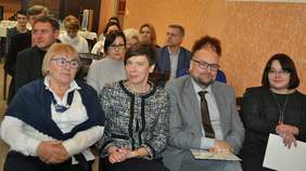 Pokaż zdjęcie: Anna Skupień, dyrektor Oddziału Wielkopolskiego PFRON wraz z uczestnikami konferencji w Młodzianowie